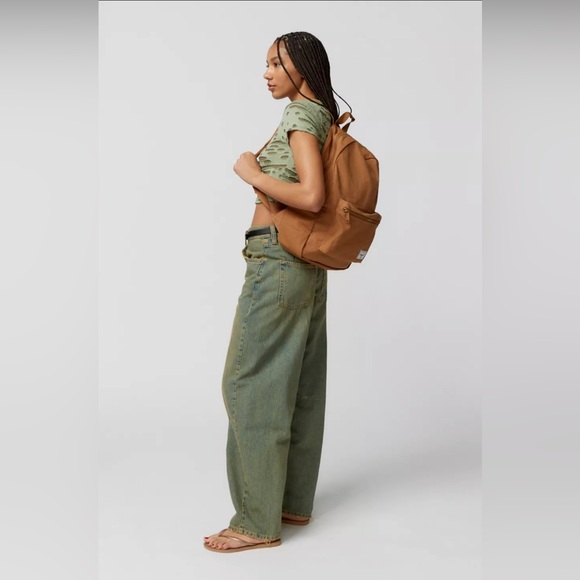 NWT Herschel Daypack - Picture 5 of 8